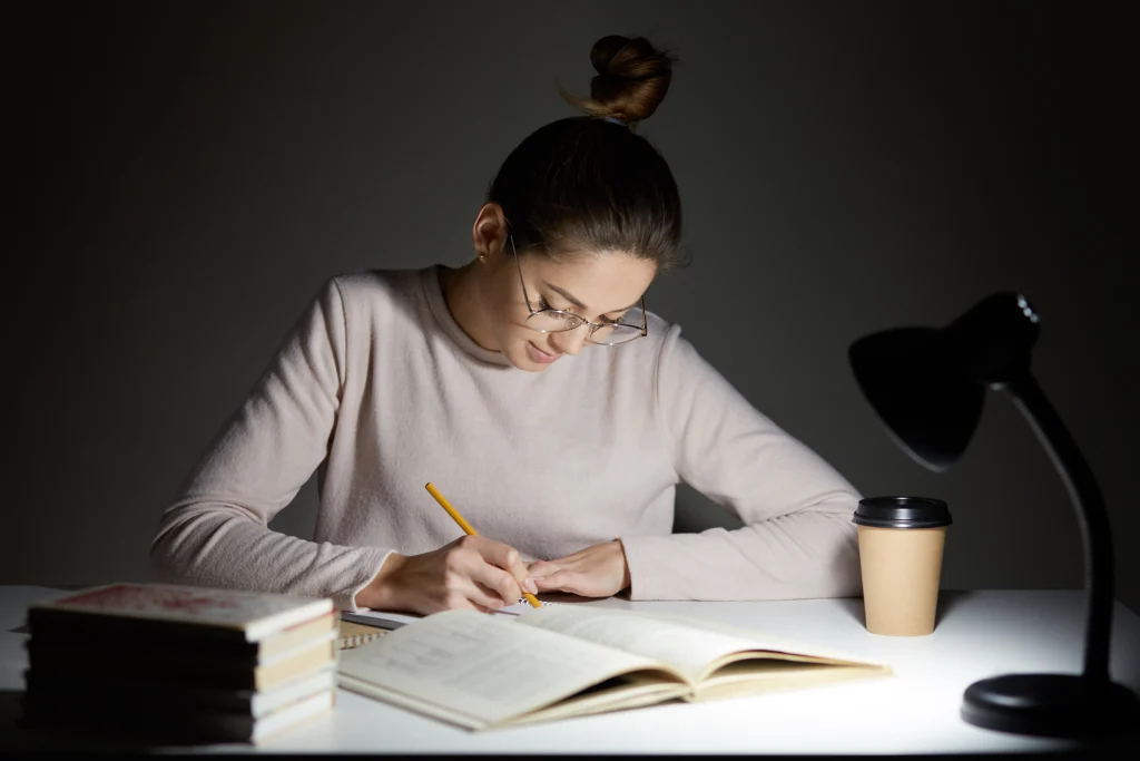 busy-freelancer-rewrites-infrormation-into-notepad (1)